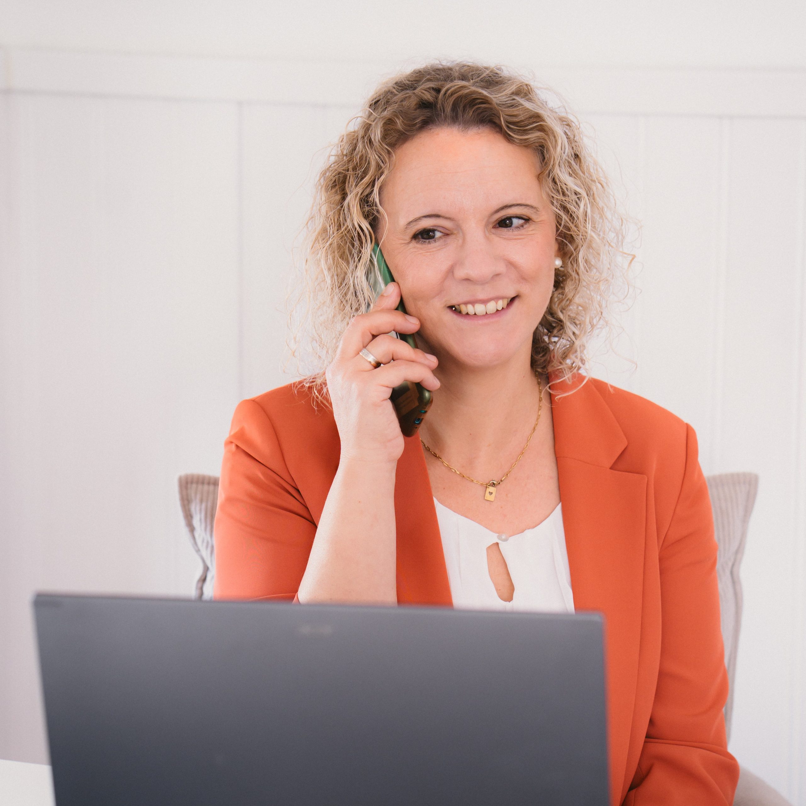 Bild Cathrin Gerhard-Kaufmann am Telefon