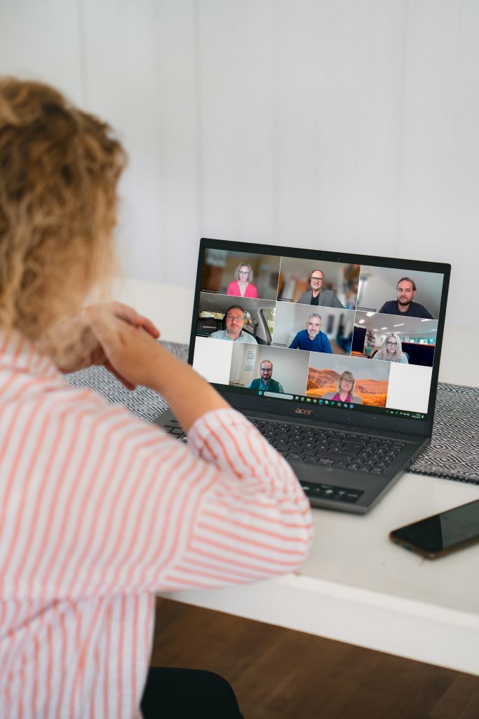 Bild Cathrin Gerhard-Kaufmann am Laptop